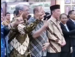 Celingak-Celinguk, Jokowi Terlihat tidak Bisa Salam UGM