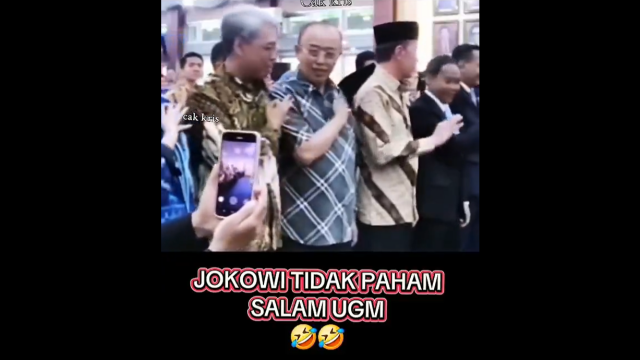 Viral Video Jokowi Tak Bisa Salam UGM, Netizen: Katanya Alumni...