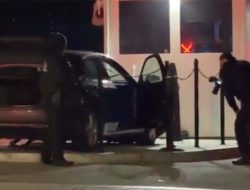 Mobil Misterius Tabrak Pagar Gedung Putih, Tak Jauh dari Kediaman Trump