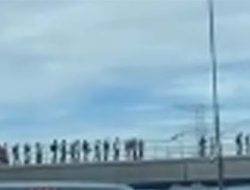 Viral Detik-Detik LRT Alami Gangguan! Penumpang Jalan Kaki di Rel Setinggi 15 Meter