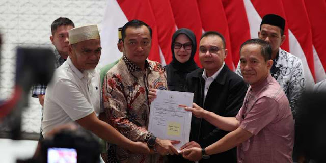 Prabowo Teken Rehabilitasi untuk Dua Guru Luwu Utara