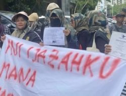 Sekelompok Ibu-ibu Kawal Roy Suryo ke Polda Metro, Serukan “Mana Ijazahmu?”