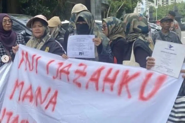 Sekelompok Ibu-ibu Kawal Roy Suryo ke Polda Metro, Serukan “Mana Ijazahmu?”