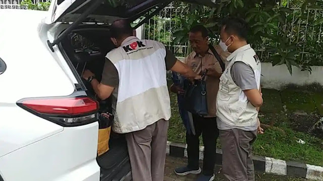 BREAKING NEWS : KPK Geledah Kantor Kontraktor Rekanan Proyek Monumen Reog Ponorogo di Surabaya