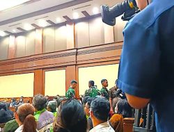 Kehadiran TNI di Sidang Nadiem Makarim Disorot: Hakim, Mahfud MD, dan HAM Protes