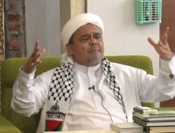 Habib Rizieq Kritik Pandji Pragiwaksono: Jangan Lecehkan Salat di Stand-up Netflix