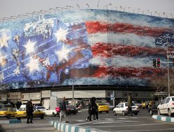 Iran Siaga Tinggi Pasang Mural Ancaman untuk AS, Armada USS Abraham Lincoln Bergerak ke Timur Tengah