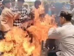 Polisi Tendang Ban Terbakar Saat Demo Dana Desa, 5 Mahasiswa Luka Bakar: Kronologi & Fakta